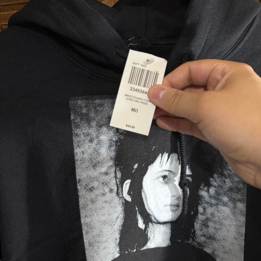 Hot Topic Black & white Beetlejuice hoodie Size Medium NWT - Picture 3 of 4